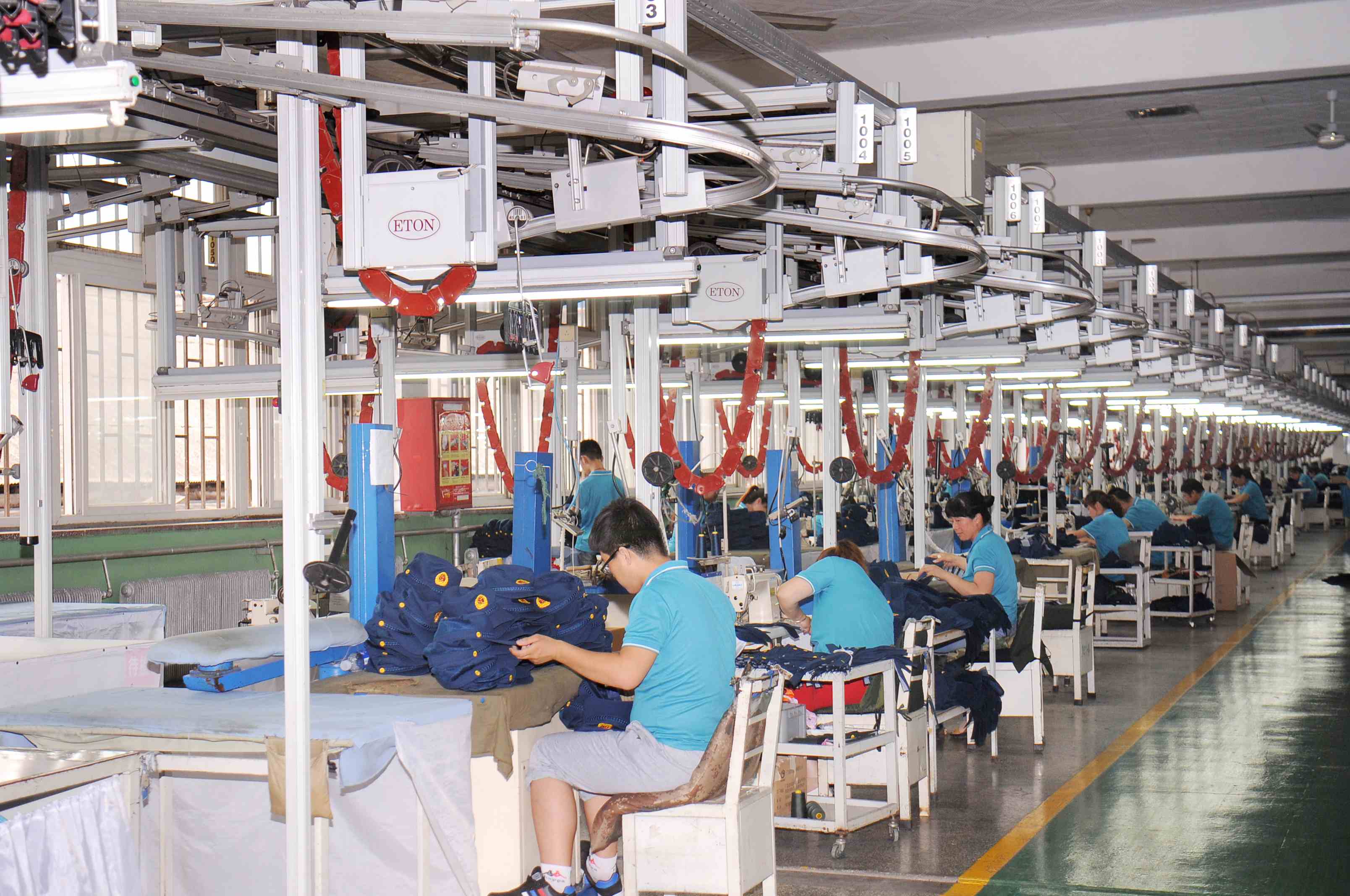 华体会体育app下载官方首页3534公司,四車間 17夏常服帽生産線。